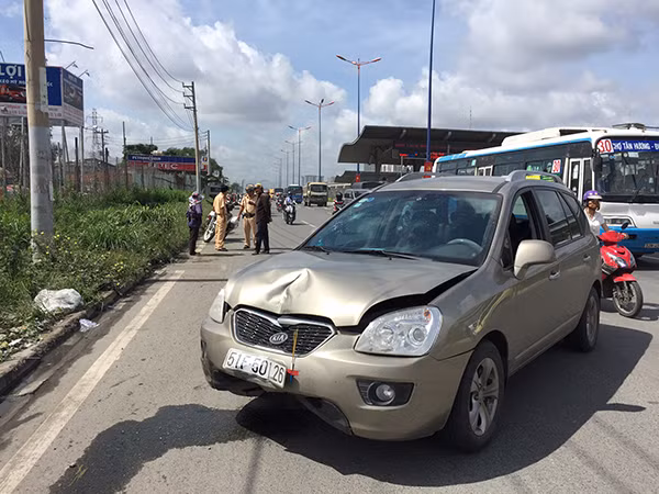 Ô tô gây tai nạn bị hư hỏng, móp méo phần đầu.