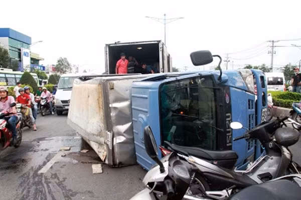 TP HCM: Lat xe cho bia, tac duong den toi