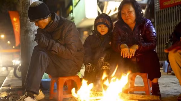 Không khí lạnh tăng cường tràn về dồn dập khiến nền nhiệt miền Bắc tiếp tục giảm sâu, trời rét buốt.