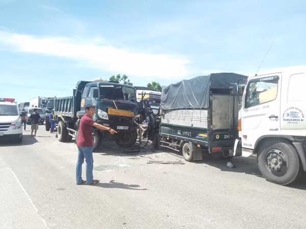 Vụ tai nạn khiến giao thông ùn tắc.