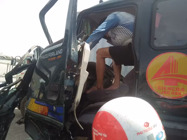 Hai tài xế bị kẹt trong cabin.