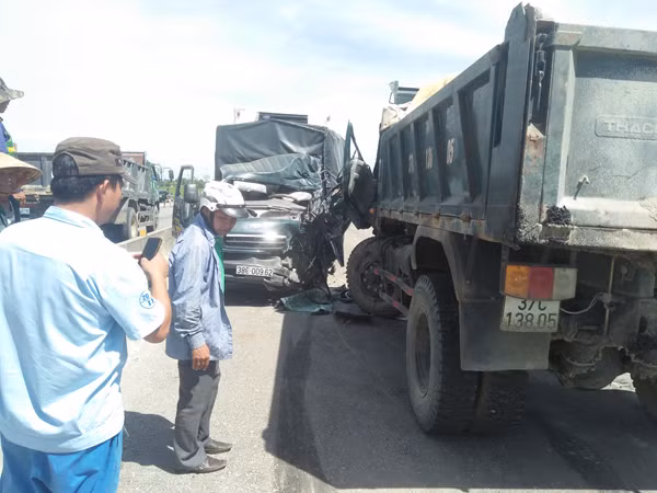 Hai xe tải đâm nhau bẹp rúm đầu.