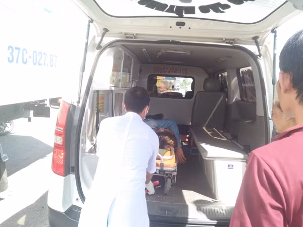 Nạn nhân trọng thương được đưa đi cấp cứu.