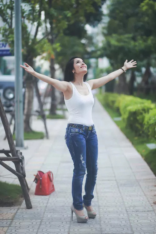 Người phụ nữ Hà thành gây ấn tượng với vẻ ngoài trẻ trung, cách ăn mặc cá tính. Kiều Thanh cho biết, có lẽ do cô luôn hướng thiện nên nhan sắc lúc nào cũng tươi tắn.