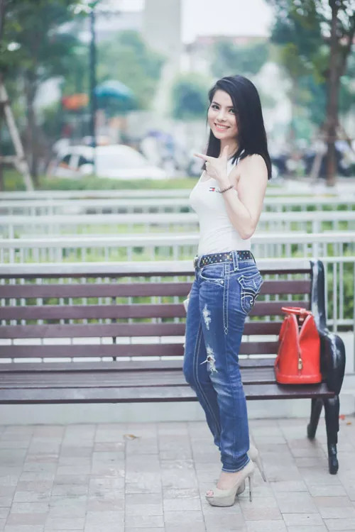 Một trong những cột mốc đáng nhớ nhất của Kiều Thanh trong nghiệp diễn đó là vai "Trà cave" trong phim Phía trước là bầu trời của đạo diễn Đỗ Thanh Hải, phát sóng vào năm 2001 trên chương trình Văn nghệ chủ nhật.