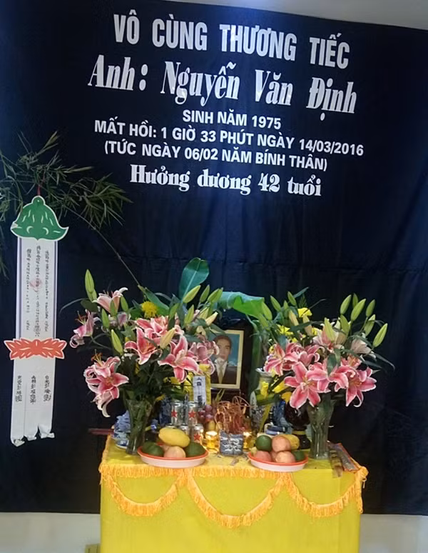 Gia đình tổ chức hậu sự cho anh Nguyễn Văn Định. Ảnh: Lao Động.