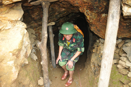Trung tá Châu Thanh Hải, Phó Chỉ huy trưởng Ban Chỉ huy quân sự huyện Tây Trà cho biết: Lực lượng chức năng của huyện đã nhiều lần tổ chức truy quét, tịch thu vật dụng…, thế nhưng lợi dụng địa bàn đồi núi hiểm trở, xa khu dân cư nên sau khi lực lượng chức năng về, các "vàng tặc" lại tiếp tục quay lại hoạt động. Theo thống kê, hiện khu vực này "vàng tặc" đã đào khoảng 26 hầm vàng lớn - nhỏ khác nhau, trong đó hầm có chiều dài nhất trên 30m, với số lượng tham gia khai thác lúc cao điểm lên đến hàng trăm người.