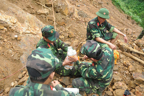 Trước tình hình hình trên, thực hiện chỉ đạo của UBND tỉnh Quảng Ngãi, Công an và Bộ Chỉ huy quân sự tỉnh... đã phối hợp thực hiện nổ mìn phá hủy các hầm khai thác vàng trái phép tại huyện Tây Trà. Theo đó, các lực lượng chức năng sẽ sử dụng 1,1 tấn thuốc nổ đánh sập 36 hầm khai thác vàng trái phép, gồm 26 hầm ở xã Trà Quân và 10 hầm ở xã Trà Thanh (cùng huyện Tây Trà). Việc nổ mìn phá hủy hầm khai thác vàng trái phép sẽ kéo dài đến hết tháng 7/2015.