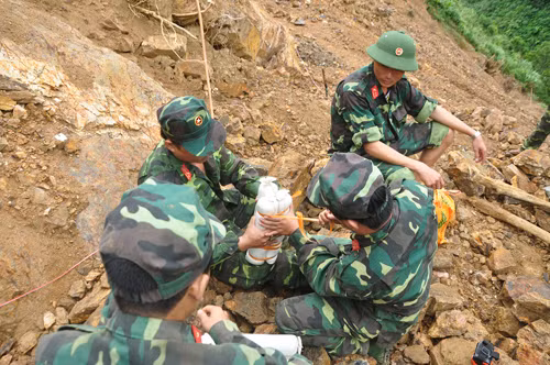 Trước tình hình hình trên, thực hiện chỉ đạo của UBND tỉnh Quảng Ngãi, Công an và Bộ Chỉ huy quân sự tỉnh... đã phối hợp thực hiện nổ mìn phá hủy các hầm khai thác vàng trái phép tại huyện Tây Trà. Theo đó, các lực lượng chức năng sẽ sử dụng 1,1 tấn thuốc nổ đánh sập 36 hầm khai thác vàng trái phép, gồm 26 hầm ở xã Trà Quân và 10 hầm ở xã Trà Thanh (cùng huyện Tây Trà). Việc nổ mìn phá hủy hầm khai thác vàng trái phép sẽ kéo dài đến hết tháng 7/2015.