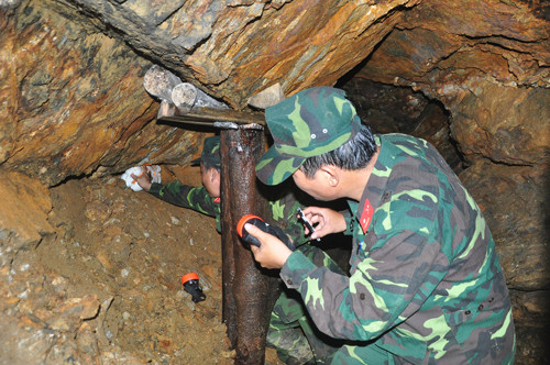 Đặt thuốc nổ tại các vị trí phía trong hầm.