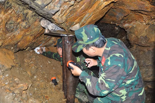 Đặt thuốc nổ tại các vị trí phía trong hầm.