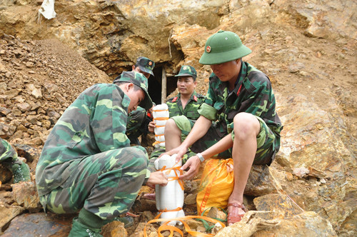 Chuẩn bị thuốc nổ.