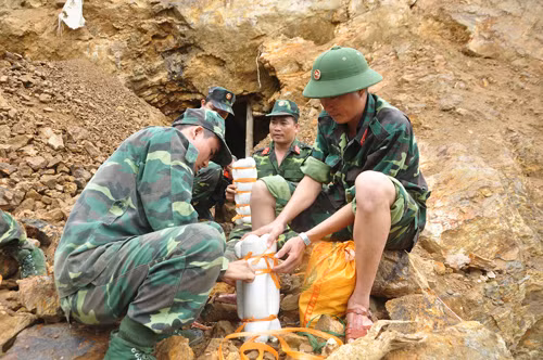 Chuẩn bị thuốc nổ.