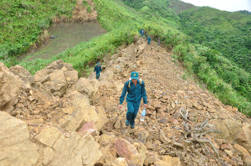 Theo cơ quan chức năng Quảng Ngãi, tình trạng khai thác vàng trái phép đồi Cà Nhút diễn ra từ năm 2012 đến nay. Các đối tượng tham gia khai thác chủ yếu là người dân từ Quảng Nam sang. Ảnh: Trên đường vào nơi địa đạo của "vàng tặc".