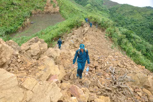 Theo cơ quan chức năng Quảng Ngãi, tình trạng khai thác vàng trái phép đồi Cà Nhút diễn ra từ năm 2012 đến nay. Các đối tượng tham gia khai thác chủ yếu là người dân từ Quảng Nam sang. Ảnh: Trên đường vào nơi địa đạo của "vàng tặc".
