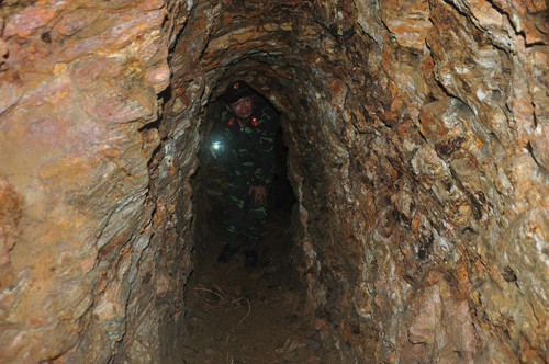 Kiểm tra các hầm đào của "vàng tặc".