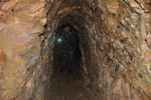 Kiểm tra các hầm đào của "vàng tặc".