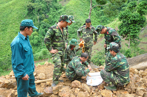 Họp bàn trước khi đánh sập các hầm đào trái phép.