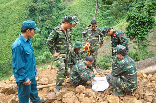 Họp bàn trước khi đánh sập các hầm đào trái phép.