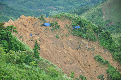 Khu vực khai thác vàng trái phép ở đồi Cà Nhút.
