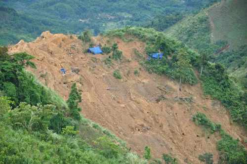 Khu vực khai thác vàng trái phép ở đồi Cà Nhút.
