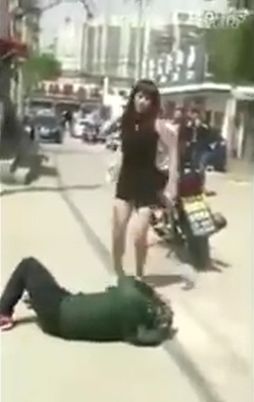 Hot girl giỏi võ hạ gục hai tên cướp. Ảnh cắt từ clip.