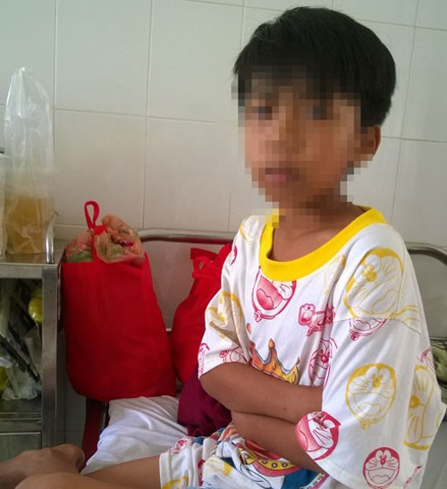 Anh 10 tuoi ban nat hau mon em trai vi nghich sung