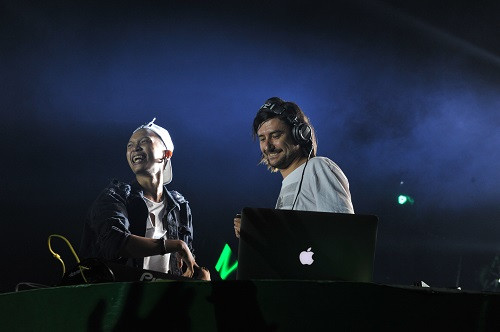 DJ Triple D – một cái tên không còn mấy xa lạ trong cộng đồng EDM Việt Nam. Chàng phù thủy âm thanh đã tái hiện kết cấu chuyển động của âm nhạc bằng những set nhạc không thể đỉnh hơn (Ảnh: VEBA).