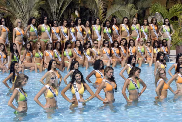 Dan nguoi dep Hoa hau Hoan vu khien doanh nghiep pha san