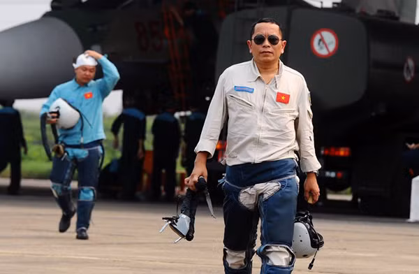 Đại tá Trần Quang Khải sau một lần hoàn thành chuyến bay. Ảnh: Zing News.