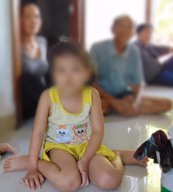 Can tien tieu xai, hai thanh thieu nien bat coc be 4 tuoi