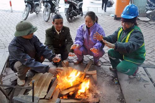 Không khí lạnh cường độ mạnh tràn về nên từ đêm 3/12, các tỉnh miền Bắc chìm trong đợt rét đậm, vùng núi rét hại, nhiệt độ giảm sâu.