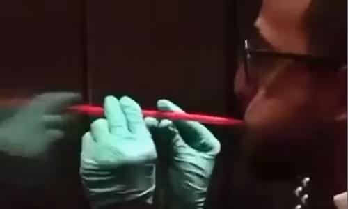 Cách sống sót khi bị xì hơi trong thang máy. Ảnh cắt từ clip.