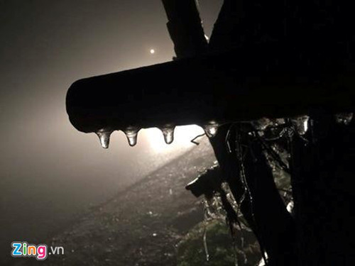 Băng giá xuất hiện trong đêm tại đèo Ô Quy Hồ khi nhiệt độ giảm sâu kết hợp với độ ẩm cao. Ảnh: Tiến Tuấn.