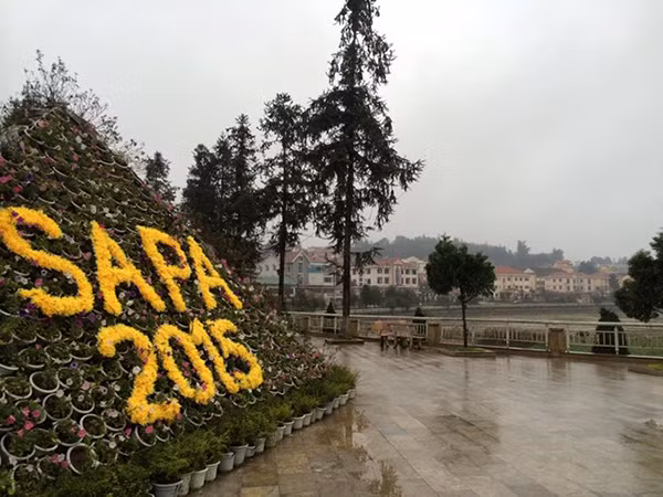 Sáng 17/12, Sa Pa rét buốt, nhiệt độ khoảng 5 độ C và không có băng giá. Ảnh: Tiến Tuấn.