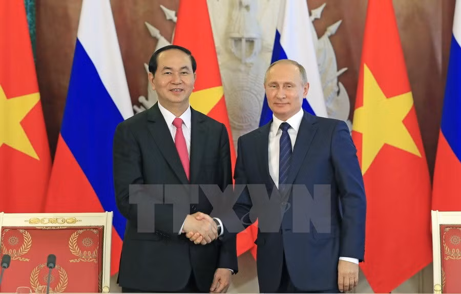 Chủ tịch nước Trần Đại Quang và Tổng thống Liên bang Nga V. Putin bắt tay sau Lễ ký các văn kiện hợp tác giữa hai nước. (Ảnh: Nhan Sáng/TTXVN)