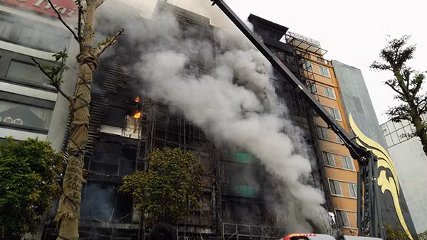 Khói đen bao trùm, lửa thiêu rụi 4 căn nhà cao tầng liền kề.