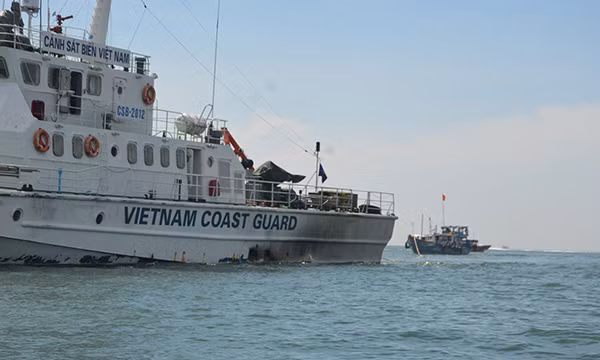 Canh sat bien Viet Nam cuu 8 ngu dan gap nan