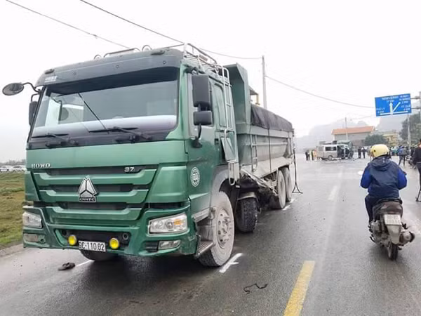 Xe di dam cuoi va cham xe tai, 13 nguoi thuong vong o Ha Nam-Hinh-2