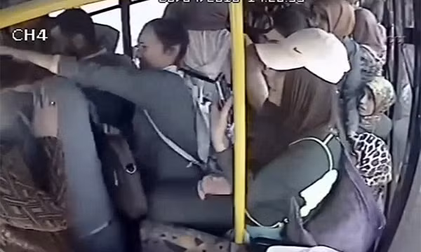 Kẻ bệnh hoạn bị đánh hội đồng bởi nhiều phụ nữ trên xe buýt. Ảnh cắt từ clip.