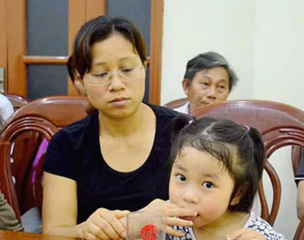 Vợ và con gái Đại tá Trần Quang Khải. Ảnh: báo Nghệ An.