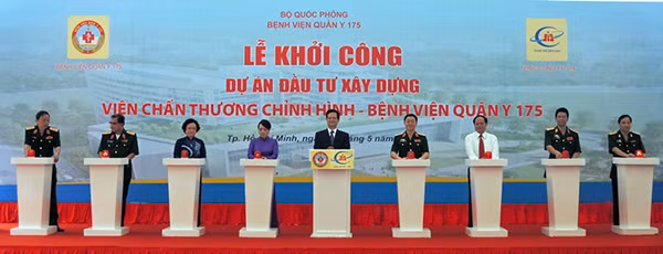 Thu tuong Nguyen Tan Dung tham Benh vien Quan y 175-Hinh-2