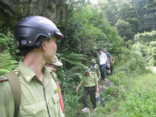 Lực lượng cứu hộ đến nơi 3 phu vàng mắc kẹt. Ảnh: Tiền Phong.