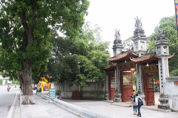  4, Nửa km đường giá triệu đô Năm 2002, việc Hà Nội chi 113 tỷ đồng cho 550m đường đoạn Voi Phục - Cầu Giấy đã trở thành sự kiện gây chấn động. Trong ảnh là đoạn cuối đường Kim Mã, bắt đầu vào đường Voi Phục.