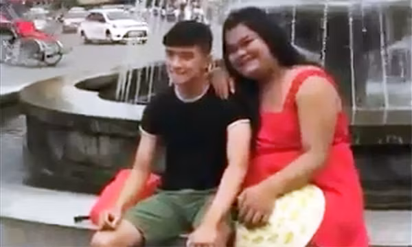 Happy Polla thân thiện chụp ảnh với nhiều bạn trẻ. Ảnh cắt từ clip.