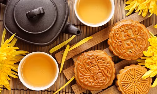 Vào đêm rằm, người Trung Quốc thường ăn bánh trung thu và uống trà.