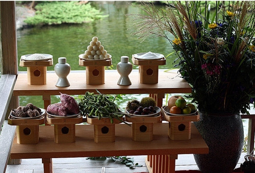 Ở Nhật Bản, ngày lễ trông trăng vừa mang ý nghĩa trăng sáng, vừa như một dịp để tạ ơn trời phật.