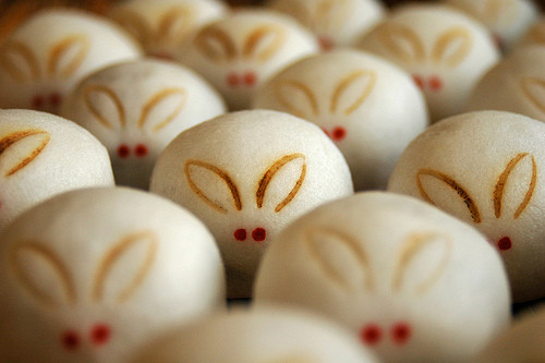 Mâm cỗ của họ thường là các món ăn được làm từ sản phẩm nông sản mà họ làm ra như bánh Dango, cỏ bông bạc Susuki, cùng một số loại hoa quả như dưa hấu, hạt dẻ...