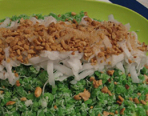 Lễ hội trông trăng ở Campuchia diễn ra vào rằm tháng 10 âm lịch. Họ thường tổ chức vào ban đêm với các lễ vật dân dã như cốm, chuối, khoai, mía..