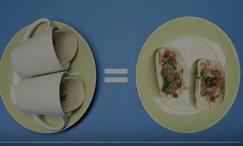 Dùng chén để tạo độ cong cho bánh khi cho vào lò vi sóng.